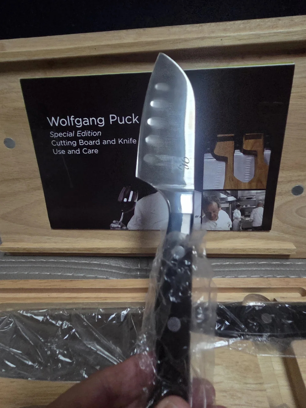 Wolfgang Puck Special Edition Cutting Board & Stainless Blade Knife Set ~ Bin R